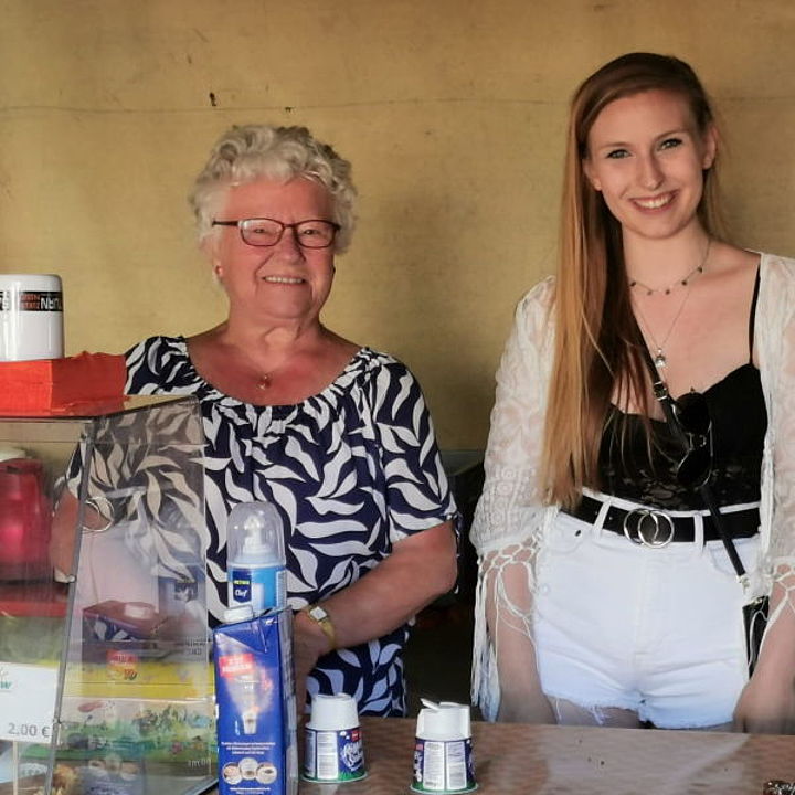 Sommerfest 2022 - Kuchenbuffet mit Gertrud und Julia