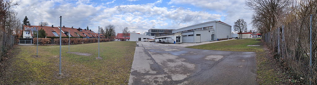 Spiegelung der Jahnturnhalle - Bild: Bp
