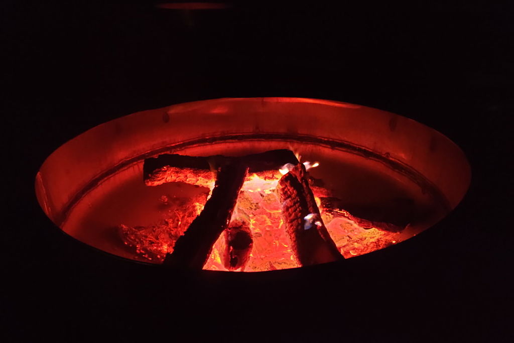 Feuerschale bei Nacht - Bild: Bp