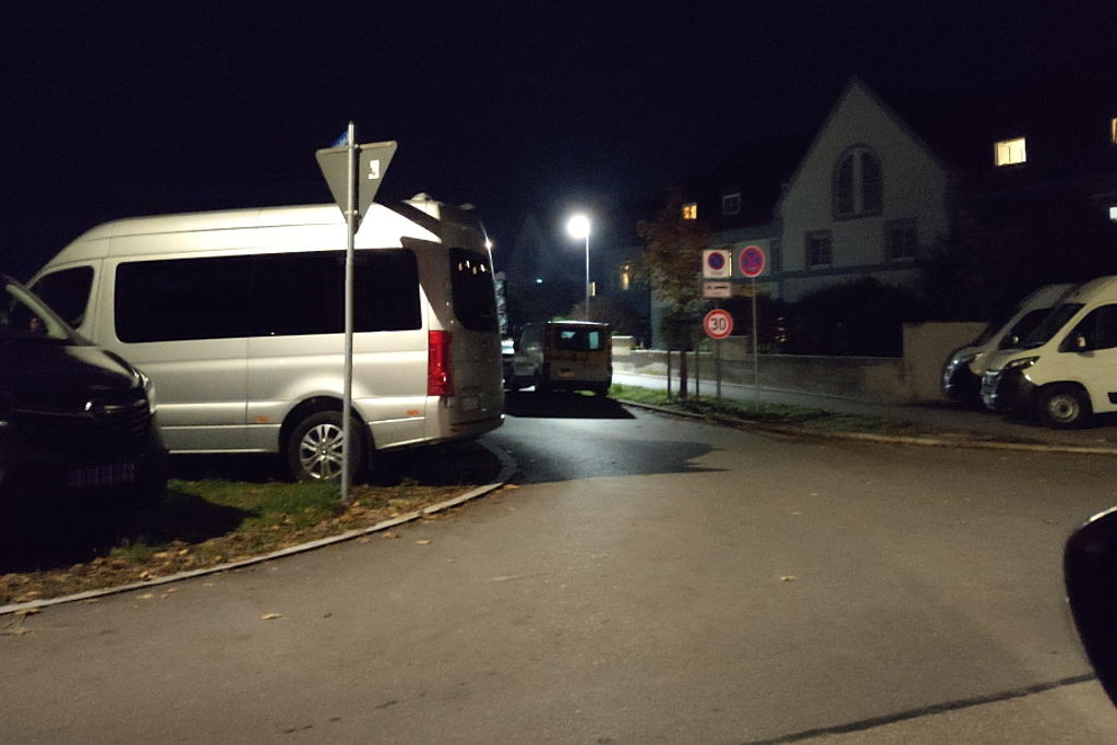 Sprinter parken bis in die Kreuzung rein - Bild: Bp