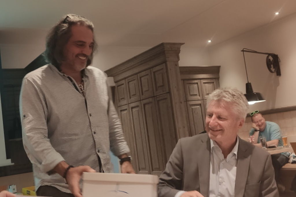 Samir Batshoun beim Einsammeln der Stimmzettel