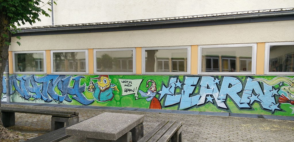 Graffiti im Pausenhof der Mittelschule - Bild: Bp