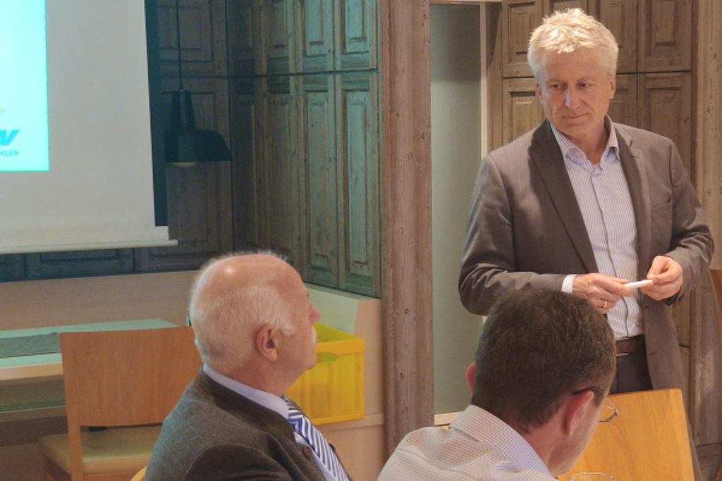 Manfred Holzer bei der Einleitung zur JHV - Bild: Bp